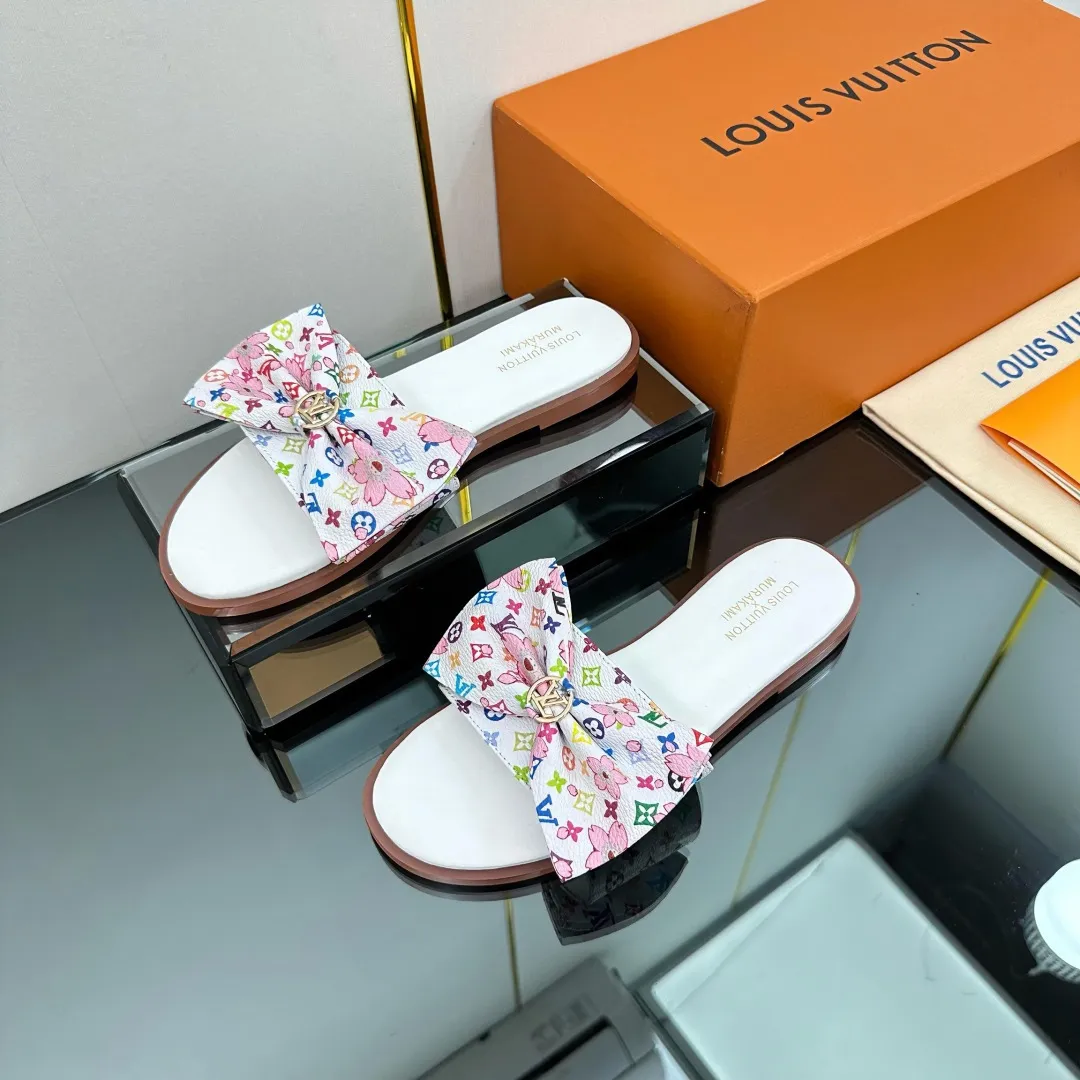 👟👟Ex-factory price 280👟👟 (available all year round) ❥V’s latest popular special material lock it series lock mop, super heavy industry launches! The golden lock on the toe is engraved with the LV letters logo 🔸Number of sizes 34-42) Welcome new and old customers to place orders in the picture above.